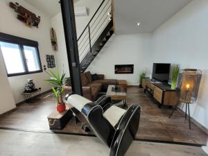 a living room with a couch and a table at L'Appart Indus et Parking Privé in Blois