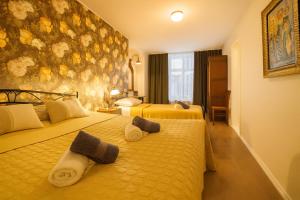 Una cama o camas en una habitación de Old Town Luxury 2 Bedroom Suite 65 m2 on 3rd floor