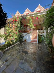 a house with flowers on the side of it at Casa rural collao de lobo in Serradilla