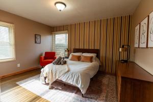 En eller flere senge i et værelse på Mid-Century Modern Getaway Near Downtown