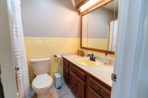 Et badeværelse på Mid-Century Modern Getaway Near Downtown + 9 billeder