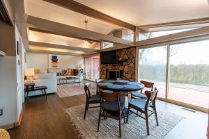 Et opholdsområde på Mid-Century Modern Getaway Near Downtown