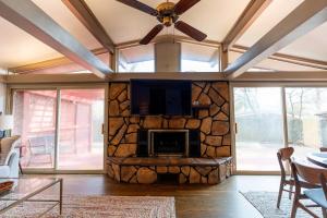 Et tv og/eller underholdning på Mid-Century Modern Getaway Near Downtown