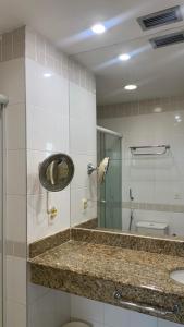 マナウスにあるFlat Vista Pôr do Solの洗面台と鏡のあるバスルーム