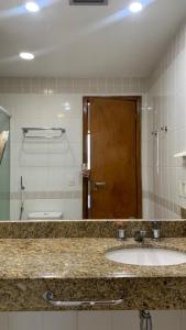 マナウスにあるFlat Vista Pôr do Solの洗面台と鏡を備えたバスルームのカウンター