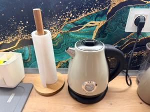 une bouilloire et un rouleau d'essuie-tout sur un comptoir dans l'établissement SkyView Studio Vlčince with private parking, à Žilina