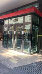 een winkelpui met draaideuren van glas aan een straat bij El rejunte , CABA in Buenos Aires