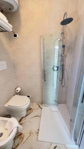ein Badezimmer mit Dusche und Toilette in der Unterkunft torres locazione turistica in Foggia