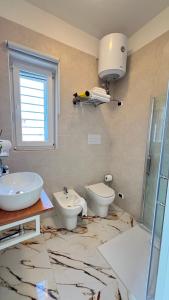 ein Badezimmer mit Waschbecken und Toilette in der Unterkunft torres locazione turistica in Foggia