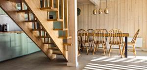 ein Esszimmer mit Tisch und Stühlen und eine Treppe in der Unterkunft Harnas in Säffle