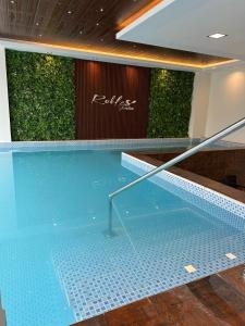 ein großer Pool in einem Gebäude mit einer Anlage in der Unterkunft Black Chic Studio in Cochabamba