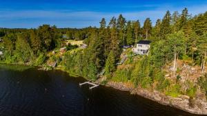 eine Luftaufnahme eines Hauses auf einer Insel im Wasser in der Unterkunft Harnas in Säffle