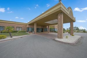 an empty parking lot in front of a building at Havelock Hotel in Havelock