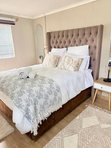 En eller flere senge i et værelse på Royaltics place + 18 billeder