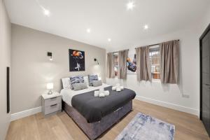 Ένα ή περισσότερα κρεβάτια σε δωμάτιο στο Modern 4 Bed 4 Bath Home in Reading Perfect for Business and Contractors with Free Parking!