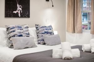 Ένα ή περισσότερα κρεβάτια σε δωμάτιο στο Modern 4 Bed 4 Bath Home in Reading Perfect for Business and Contractors with Free Parking!