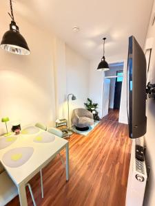 Телевизор и/или развлекательный центр в Fewo Fibi Helle, zentrale Wohnung mit 4 Betten