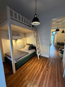 Кровать или кровати в номере Fewo Fibi Helle, zentrale Wohnung mit 4 Betten