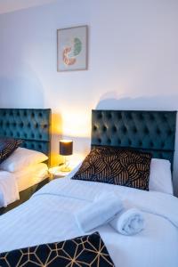 Кровать или кровати в номере Apartments Kolín II & Penzion Navara