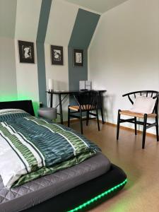 a bedroom with a bed and a table and chairs at Villa Sonnenschein im Zentrum Bad Stebens nahe der Therme in Bad Steben