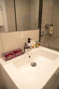 een wastafel in de badkamer met daarop een koffiezetapparaat bij Urban Nook, The Bantree in Accra