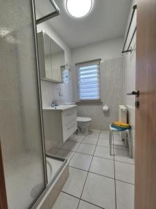 ein Badezimmer mit Dusche, Toilette und Waschbecken in der Unterkunft Carolas Ferienwohnungen im Ostseebad Heringsdorf in Heringsdorf + 19 Fotos