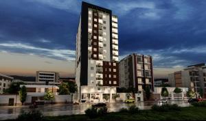 ein hohes Gebäude mit vielen Fenstern in einer Stadt in der Unterkunft Black Chic Studio in Cochabamba