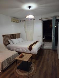 Postel nebo postele na pokoji v ubytování Sawadee Studio, meublé & jardin