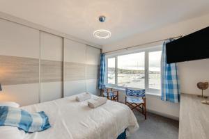 En eller flere senge i et værelse på 1 Bed in Teignmouth oc-s30459