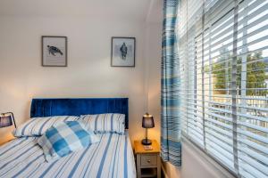 En eller flere senge i et værelse på 1 Bed in Teignmouth oc-s30458