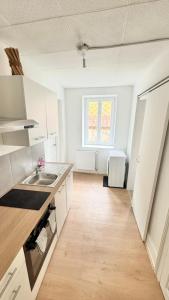 una cocina con fregadero y encimera en Cosy 3 - Belfort centre, en Belfort