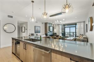 蒙特朗布朗Tremblant Prestige - Horizon 2-204的带大台面的厨房和客厅