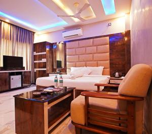 Una televisión o centro de entretenimiento en Resort K Sea View Mandarmoni