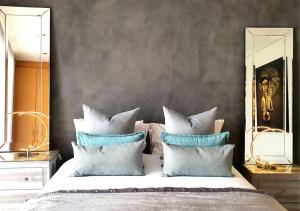 En eller flere senge i et værelse på Cape Town Sunset Beach Luxury Beachfront Villa