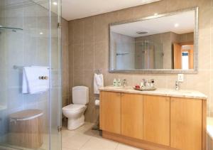Et badeværelse på Cape Town Sunset Beach Luxury Beachfront Villa + 14 billeder