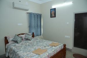 En eller flere senge i et værelse på Brown Spring Home Stays