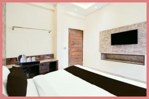 TV/trung tâm giải trí tại Hotel Shree Madhuban Residency