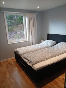 En eller flere senge i et værelse på Exklusivt hus med sjöutsikt