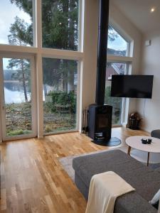 Et tv og/eller underholdning på Exklusivt hus med sjöutsikt + 17 billeder