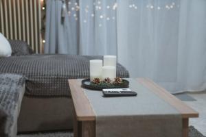 ein Couchtisch mit Kerzen und einer Fernbedienung in der Unterkunft Heleni's Apartment in Aridea + 8 Fotos