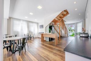 Pousada Encanto da Vila في بلوميناو: غرفة معيشة مع طاولة وكراسي ودرج