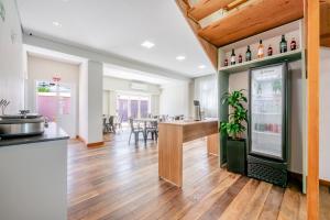 Pousada Encanto da Vila في بلوميناو: مطبخ مفتوح وغرفة طعام مع ثلاجة +86 صورة