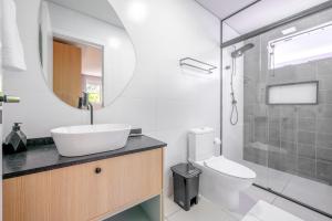 Pousada Encanto da Vila في بلوميناو: حمام مع حوض ومرحاض ودش