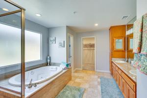 Et badeværelse på Spectacular Ocean View! Luxe Condo in San Clemente + 17 billeder