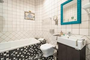 シルヴェスにあるTerracotaの洗面台、トイレ、浴槽を備えたバスルーム