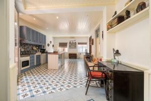 シルヴェスにあるTerracotaの広いキッチン(テーブル、カウンタートップ付) +6枚の写真