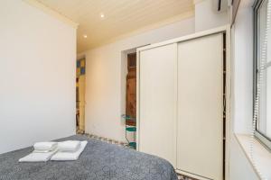 シルヴェスにあるTerracotaのベッドとクローゼットのある寝室