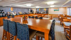 Cape Cod (Hyannis) by IHG في هيانيس: غرفة طعام كبيرة مع طاولة وكراسي كبيرة