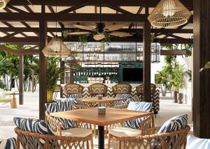 TV/trung tâm giải trí tại voco Surfside Aruba by IHG