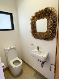 Koupelna v ubytování Seafront apartment + 19 fotografií